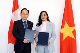 El ministro de Relaciones Exteriores de Vietnam, Le Hoai Trung, se reúne con su homóloga canadiense, Anita Anand. (Foto: VNA)