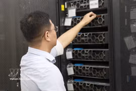 Un ingeniero del Centro de Transformación Digital del Departamento de Ciencia y Tecnología de la provincia de Khanh Hoa revisa el mantenimiento de los equipos. (Foto: VNA)