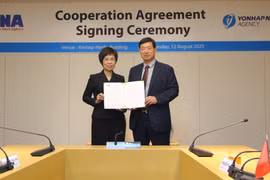 La directora general de la VNA, Vu Viet Trang, y el presidente de Yonhap, Hwang Dae-il, anuncian el acuerdo firmado entre ambas agencias (Foto: VNA)