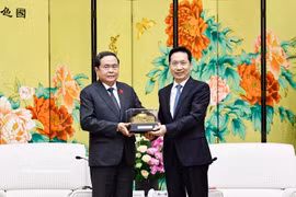 El presidente de la Asamblea Nacional de Vietnam, Tran Thanh Man (izquierda), entrega un obsequio a Zhao Yide, secretario del Comité del Partido de la provincia de Shaanxi. (Foto: VNA)