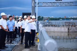 El primer ministro de Vietnam, Le Minh Hung, inspecciona el proyecto de control de inundaciones por mareas en el barrio de Xom Chieu, en Ciudad Ho Chi Minh. (Foto: VNA)