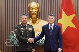 El primer ministro de Vietnam, Le Minh Hung (derecha), recibe al viceprimer ministro y titular de Defensa de Camboya, Tea Seiha. (Foto: VNA)