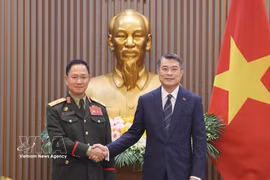 El primer ministro vietnamita, Le Minh Hung (derecha), recibe al general Khamlieng Outhakaisone, miembro del Buró Político del Partido Popular Revolucionario de Laos, viceprimer ministro y titular de Defensa del país vecino. (Foto: VNA)