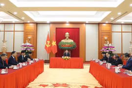 El secretario general del Partido Comunista de Vietnam, To Lam, sostiene una llamada telefónica con el secretario general del Partido Comunista y presidente de China, Xi Jinping (Foto: VNA)