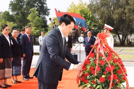 El presidente de Vietnam, Luong Cuong, rinde homenaje póstumo al líder laosiano Kaysone Phomvihane (Foto: VNA)