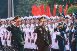 El viceprimer ministro y ministro de Defensa de Vietnam, el general Phan Van Giang (izquierda), y su homólogo camboyano, el general Tea Seiha, pasan revista a la guardia de honor. (Foto: VNA)