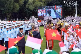 El presidente de Indonesia, Prabowo Subianto, preside la ceremonia de bienvenida al secretario general del Partido Comunista de Vietnam, To Lam. (Foto: VNA)
