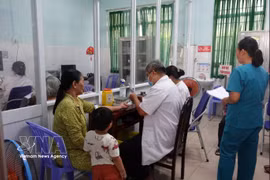 Los ciudadanos se someten a revisiones médicas en un centro sanitario en el barrio de Hiep Binh. (Foto: VNA)