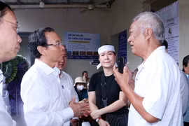El secretario del Comité del Partido en Ciudad Ho Chi Minh, Nguyen Van Nen (segundo desde la izquierda), ofrece sus condolencias a las familias de las víctimas del incendio. (Foto: VNA)