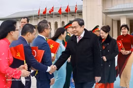 El presidente de la Asamblea Nacional, Tran Thanh Man, y su esposa, Nguyen Thi Thanh Nga, en la ceremonia de despedida en el aeropuerto de Estambul, Turquía. (Foto: VNA)