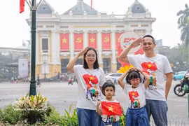 Una familia se toma una foto de recuerdo con motivo del 50.º aniversario de la liberación del sur de Vietnam y la reunificación nacional (30 de abril de 2025). (Foto: VNA)