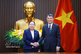 El primer ministro de Vietnam, Le Minh Hung, recibe a Sisay Leudetmounsone, miembro del Buró Político, secretaria del Comité Central y jefa de la Comisión de Organización del Comité Central del PPRL. (Foto: VNA)