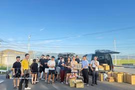 Entrega suministros de ayuda a la población vietnamita en la prefectura japonesa de Kumamoto. (Foto: VNA)