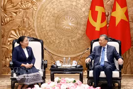 El secretario general del PCV y presidente de Vietnam, To Lam, recibe a Sisay Leudetmounsone, miembro del Buró Político, secretaria del Comité Central del PPRL y jefa de su Comisión de Organización. (Foto: VNA)