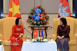 La vicepresidenta de la Asamblea Nacional de Vietnam, Nguyen Thi Thanh (izquierda), dialoga con la titular de la Asamblea Nacional de Camboya, Samdech Khuon Sudary. (Foto: VNA)