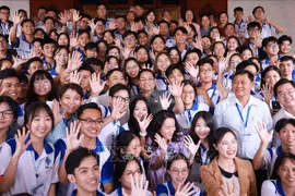 El primer ministro Pham Minh Chinh, diputados en la urbe sureña y estudiantes de la Universidad de Can Tho en la reunión (Foto: VNA)