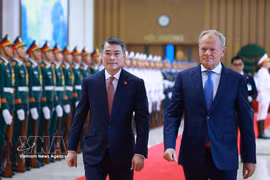 El primer ministro de Vietnam, Le Minh Hung (izquierda), y su homólogo polaco, Donald Tusk. (Foto: VNA)