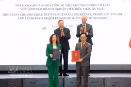 El secretario general del Partido Comunista y presidente de Vietnam, To Lam, presencia el intercambio de documentos de cooperación. (Foto: VNA)