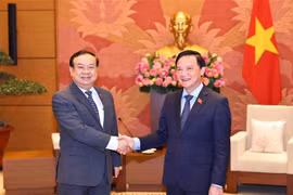 El vicepresidente de la Asamblea Nacional de Vietnam, Nguyen Khac Dinh (derecha), recibe al presidente de su Comisión de Asuntos Exteriores de la Asamblea Nacional de Laos, , Sanya Praseuth. (Foto: VNA)