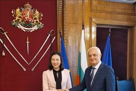 La embajadora vietnamita en Sofía, Nguyen Thi Minh Nguyet, y el ministro de Defensa de Bulgaria, Atanas Zapryanov (Foto: VNA)
