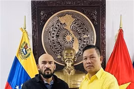 El embajador de Vietnam en Venezuela, Vu Trung My (derecha), y el profesor José Javier Díaz Macadan (Foto: VNA)