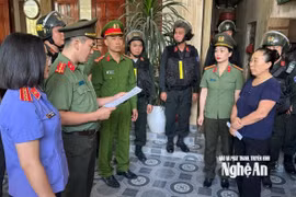 Las autoridades de la provincia de Nghe An ejecutan una orden de detención temporal contra Le Thi Thuy. (Foto: https://baonghean.vn/)