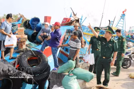Los guardias fronterizos de la provincia de Dong Thap conciencian a los pescadores de la comuna de Gia Thuan sobre la prevención y la lucha contra la pesca ilegal antes de que zarpen. (Foto: VNA)