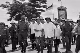 El primer ministro Pham Van Dong y el camarada Fidel Castro, primer secretario del Comité Central del Partido Comunista de Cuba y jefe del Gobierno Revolucionario, visitaron la estación de seguridad popular Ben Hai (Quang Tri), en septiembre de 1973 (Foto: Archivo de VNA)
