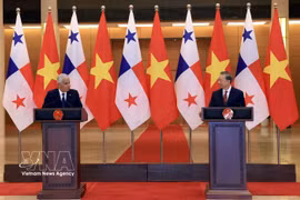 El secretario general del Partido Comunista y presidente de Vietnam, To Lam, y el presidente de Panamá, José Raúl Mulino, se reúnen con la prensa. (Foto: VNA)