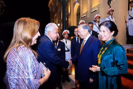 El secretario general del Partido Comunista y presidente de Vietnam, To Lam, y su esposa reciben al presidente de Panamá, José Raúl Mulino, y su cónyuge. (Foto: VNA)