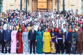 La vicepresidenta de Vietnam Vo Thi Anh Xuan y los delegados (Foto: VNA)