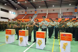 El coronel general Hoang Xuan Chien, viceministro de Defensa de Vietnam, entrega regalos a los oficiales extranjeros (Foto: VNA)