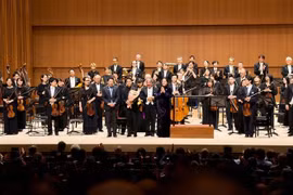La cónsul general de Hanoi en Fukuoka, Vu Chi Mai, entrega flores por el exitoso concierto. (Foto: VNA)
