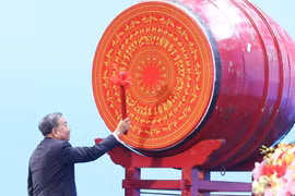 El secretario general del Partido Comunista de Vietnam, To Lam, da el tradicional toque de tambor para marcar el comienzo oficial del nuevo ciclo académico (Foto: VNA)