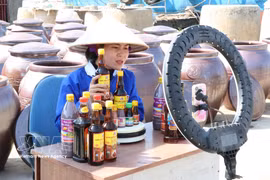 Ventas transmitidas en vivo en la plataforma de comercio electrónico de la empresa Cuong La (Foto: VNA)