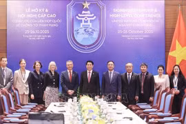 El presidente de Vietnam, Luong Cuong, y los delegados participantes en la reunión (Foto: VNA)