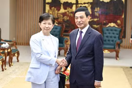 El viceprimer ministro vietnamita Phan Van Giang recibe a la subsecretaria general de la ONU para Asuntos de Desarme, Izumi Nakamitsu. (Foto: VNA)