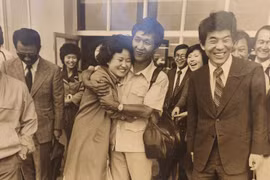 El reportero Ahn Byung Chan (centro) es recibido de regreso a su país tras salir de Saigón la madrugada del 30 de abril de 1975. (Foto: VNA)