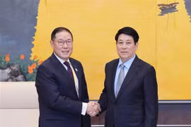 El presidente de Vietnam, Luong Cuong (derecha), recibe a Hyun Sang Cho, presidente del ABAC 2025 y vicepresidente del grupo Hyosung (Foto: VNA)