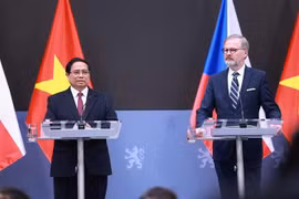 El primer ministro de Vietnam, Pham Minh Chinh, y su homólogo checo, Petr Fiala, informan de los resultados de sus conversaciones en una rueda de prensa conjunta. (Foto: VNA)