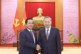 El secretario general del PCV, To Lam (derecha), recibe a Ouch Borith, miembro del Comité Permanente del PCC y primer vicepresidente del Senado de Camboya. (Foto: VNA)