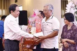 El presidente de la Asamblea Nacional de Vietnam, Tran Thanh Man, obsequia regalos a los beneficiarios de las políticas sociales y los hogares pobres en la ciudad sureña de Can Tho. (Foto: VNA)