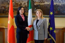 La viceministra de Industria y Comercio, Phan Thi Thang (izquierda), y la subsecretaria de Estado de Asuntos Exteriores y Cooperación Internacional de Italia, Maria Tripodi (Foto: Ministerio de Industria y Comercio de Vietnam)
