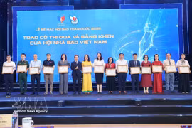 En la ceremonia de clausura, la Asociación de Periodistas de Vietnam entregó distinciones a 17 organizaciones por su destacada trayectoria durante el año, incluyendo la Agencia Vietnamita de Noticias. (Foto: VNA)