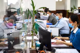 Los funcionarios procesan los trámites administrativos para los pobladores (Foto: VNA)