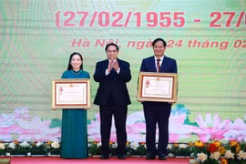 El primer ministro de Vietnam, Pham Minh Chinh, otorga las Órdenes de Trabajo de Tercera Clase a Dao Xuan Co, director del Hospital Bach Mai, y Nguyen Thi Mai Ngoc, doctora del Instituto Cardiovascular del nosocomio. (Foto: VNA)
