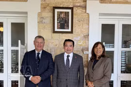 El cónsul general de Vietnam en Perth, Pham Hai Anh (centro), se reúne con el gobernador del Territorio del Norte, David Connolly, y su esposa. (Foto: VNA)