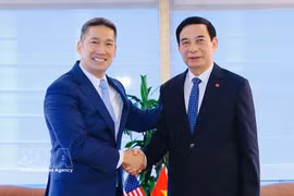 El viceprimer ministro y titular de Defensa de Vietnam, Phan Van Giang (derecha), recibe a Hung Cao, secretario interino de la Marina de Estados Unidos. (Foto: VNA)