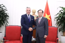 El miembro del Buró Político y ministro de Relaciones Exteriores de Vietnam, Le Hoai Trung (derecha), recibe a Jon M. Huntsman, vicepresidente y presidente de Crecimiento Estratégico de Mastercard. (Foto: baoquocte.vn)