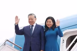 El secretario general del Partido Comunista de Vietnam, To Lam, y su esposa parten de Indonesia para visitar Singapur. (Foto: VNA)